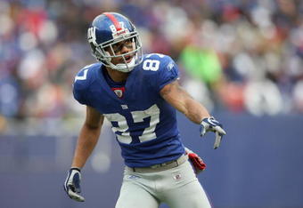 EAST RUTHERFORD, NJ - DECEMBER 7:  Domenik Hixon #87 of the New York Giants points on the field against the Philadelphia Eagles at Giants Stadium on December 7, 2008 in East Rutherford, New Jersey. (Photo by Nick Laham/Getty Images)