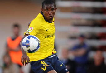 PALMA DE MALLORCA, SPAIN - MAY 17:  Samuel Eto'o of Barcelona controls the ball during the La Liga match between Mallorca and Barcelona at the Ono Estadi stadium on May 17, 2009 in Palma de Mallorca, Spain.  (Photo by Denis Doyle/Getty Images)