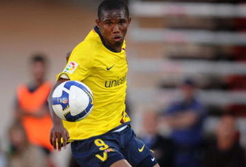 PALMA DE MALLORCA, SPAIN - MAY 17:  Samuel Eto'o of Barcelona controls the ball during the La Liga match between Mallorca and Barcelona at the Ono Estadi stadium on May 17, 2009 in Palma de Mallorca, Spain.  (Photo by Denis Doyle/Getty Images)