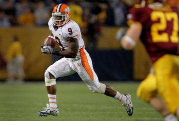 MINNEAPOLIS, MN - NOVEMBER 03:  Arrelious Benn #9 of the Illinois Fighting Illini advances the ball against the Minnesota Golden Gophers at the Hubert H. Humphrey Metrodome on November 3, 2007 in Minneapolis, Minnesota. Illinois defeated Minnesota 44-17.  (Photo by Doug Pensinger/Getty Images)