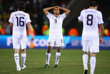 JOHANNESBURG, SOUTH AFRICA - JUNE 28:  Charlie Davies of USA and his team mates show their dejection at the end of the FIFA Confederations Cup Final match between USA and Brazil at Ellis Park Stadium on June 28, 2009 in Johannesburg, South Africa.  (Photo by Alex Livesey/Getty Images)