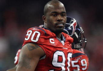 HOUSTON - DECEMBER 01:  Mario Williams #90 of the Houston Texans during play against the Jacksonville Jaguars at Reliant Stadium on December 1, 2008 in Houston, Texas.  (Photo by Ronald Martinez/Getty Images)