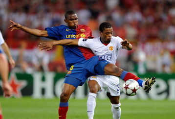 ROME, ITALY - MAY 27:  Samuel Eto'o (L) of FC Barcelona competes for the ball with Patrice Evra of Manchester United during the UEFA Champions League Final match between Barcelona and Manchester United at the Stadio Olimpico on May 27, 2009 in Rome, Italy.  (Photo by Claudio Villa/Getty Images)
