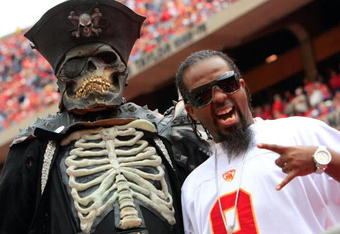 KANSAS CITY, MO - SEPTEMBER 14:  Fans of the Oakland Raiders and the Kansas City Chiefs show their support prior to the NFL game between the Oakland Raiders and the Kansas City Chiefs at Arrowhead Stadium on September 14, 2008 in Kansas City, Missouri. The Raiders defeated the Chiefs 23-8. (Photo by Jamie Squire/Getty Images)