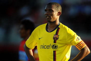 PALMA DE MALLORCA, SPAIN - MAY 17:  Samuel Eto'o of Barcelona waits for a corner kick to be taken during the La Liga match between Mallorca and Barcelona at the Ono Estadi stadium on May 17, 2009 in Palma de Mallorca, Spain.  (Photo by Denis Doyle/Getty Images)