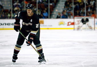 ANAHEIM, CA - NOVEMBER 7:  Chris Pronger #25 of the Anaheim Ducks plays his position in the middle slot during their NHL game against the Dallas Stars at the Honda Center on November 7, 2008 in Anaheim, California. The Stars defeated the Ducks 5-2. (Photo by Jeff Gross/Getty Images)