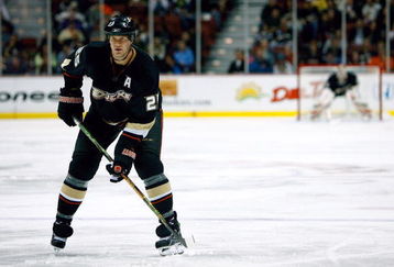 ANAHEIM, CA - NOVEMBER 7:  Chris Pronger #25 of the Anaheim Ducks plays his position in the middle slot during their NHL game against the Dallas Stars at the Honda Center on November 7, 2008 in Anaheim, California. The Stars defeated the Ducks 5-2. (Photo by Jeff Gross/Getty Images)