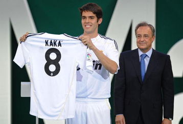 MADRID, SPAIN - JUNE 30:  New signing Kaka (L) presents his new Real Madrid shirt beside club President Florentino Perez during his official presentation as a Real Madrid player at the Santiago Bernabeu Stadium on June 30, 2009 in Madrid, Spain.  (Photo by Denis Doyle/Getty Images)