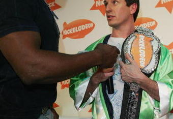SYDNEY, AUSTRALIA - OCTOBER 10:  WWE Wrestler Bobby Lashley poses with TV Host Rove McManus at the Nickelodeon Australian Kids' Choice Awards 2007 at the Sydney Entertainment Centre on October 10, 2007 in Sydney, Australia.  (Photo by Gaye Gerard/Getty Images)