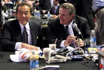 MONTREAL, QC - JUNE 26:  (L-R) Team owner Charles Wang and General Manager Garth Snow of the New York Islanders sit at their draft table prior to the first round of the 2009 NHL Entry Draft at the Bell Centre on June 26, 2009 in Montreal, Quebec, Canada.  (Photo by Bruce Bennett/Getty Images)