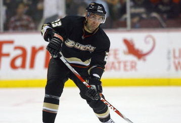 ANAHEIM, CA - NOVEMBER 7:  Francois Beauchemin #23 of the Anaheim Ducks looks to make a pass play during their NHL game against the Dallas Stars at the Honda Center on November 7, 2008 in Anaheim, California. The Stars defeated the Ducks 5-2. (Photo by Jeff Gross/Getty Images)