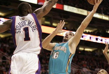 PHOENIX - FEBRUARY 6:  Peja Stojakovic #16 of the New Orleans Hornets shoots over Amare' Stoudemire #1 of the Phoenix Suns on February 6, 2008 at US Airways Center in Phoenix, Arizona. NOTE TO USER: User expressly acknowledges and agrees that, by downloading and or using this Photograph, user is consenting to the terms and conditions of the Getty Images License Agreement.(Photo by Domenic Centofanti/Getty Images)