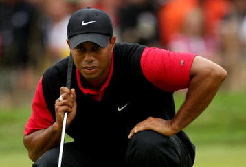 FARMINGDALE, NY - JUNE 21:  Tiger Woods lines up a putt on the seventh hole during the continuation of the third round of the 109th U.S. Open on the Black Course at Bethpage State Park on June 21, 2009 in Farmingdale, New York.  (Photo by Andrew Redington/Getty Images)