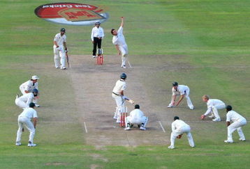 CAPE TOWN, SOUTH AFRICA - MARCH 22:  Paul Harris on the attack with eight players close-in during day 4 of the 3rd test match between South Africa and Australia played at Newlands on March 22, 2009 in Cape Town, South Africa.  (Photo by Duif du Toit/Gallo Images/Getty Images)