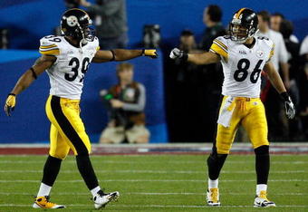 TAMPA, FL - FEBRUARY 01:  Running back Willie Parker #39 and wide receiver Hines Ward #86 of the Pittsburgh Steelers touch fists against the Arizona Cardinals during Super Bowl XLIII on February 1, 2009 at Raymond James Stadium in Tampa, Florida.  (Photo by Kevin C. Cox/Getty Images)