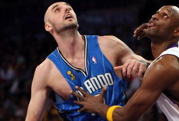 LOS ANGELES, CA - JUNE 07:  Marcin Gortat #13 of the Orlando Magic and Lamar Odom #7 of the Los Angeles Lakers battle for position in the first quarter of Game Two of the 2009 NBA Finals at Staples Center on June 7, 2009 in Los Angeles, California. NOTE TO USER: User expressly acknowledges and agrees that, by downloading and or using this photograph, User is consenting to the terms and conditions of the Getty Images License Agreement.  (Photo by Jed Jacobsohn/Getty Images)