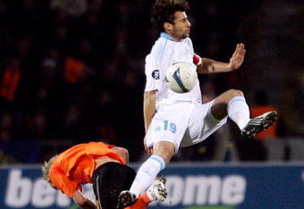 DONETSK, UKRAINE - APRIL 09:  Tomas Hubschman (L) of FC Shakhtar Donetsk battles for the ball with Lorik Cana of Olympique de Marseille during the UEFA Cup Quarter Final first leg match between FC Shakhtar Donetsk and Olympique de Marseille at the RSC Olympiyskiy Stadium on April 9, 2009 in Donetsk, Ukraine.  (Photo by Dmitry Korotayev/Epsilon/Getty Images)