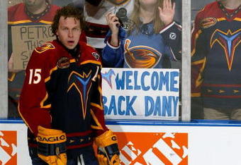 ATLANTA - JANUARY 28:  Dany Heatley #15 of the Atlanta Thrashers skates during pre-game warmups of his first game back from injury as fans with signs supporting Heatley watch through the glass prior to the Thrashers against the St. Louis Blues January 28, 2004  at Philips Arena in Atlanta, Georgia.  (Photo by Jamie Squire/Getty Images)