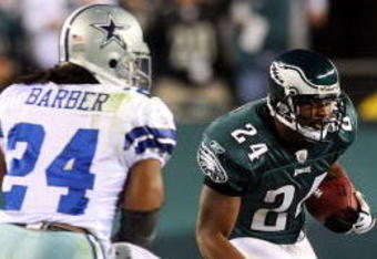 PHILADELPHIA - DECEMBER 28:  Sheldon Brown #24 of the Philadelphia Eagles runs the ball after his interception late in the first half against the Dallas Cowboys on December 28, 2008 at Lincoln Financial Field in Philadelphia, Pennsylvania.  (Photo by Jim McIsaac/Getty Images)