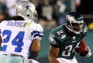 PHILADELPHIA - DECEMBER 28:  Sheldon Brown #24 of the Philadelphia Eagles runs the ball after his interception late in the first half against the Dallas Cowboys on December 28, 2008 at Lincoln Financial Field in Philadelphia, Pennsylvania.  (Photo by Jim McIsaac/Getty Images)