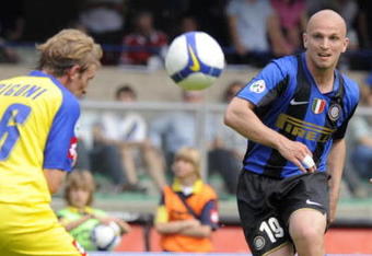 VERONA, ITALY - MAY 10: Luca Rigoni of AC Chievo Verona and Esteban Cambiasso of Inter Milan  in action during the Serie A match between Chievo AC Chievo Verona and Inter Milan at the Stadio Bentegodi on May 10, 2009 in Verona, Italy. (Photo by New Press/Getty Images)