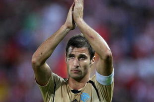 MADRID, SPAIN - OCTOBER 01:  Lorik Cana of Marseille acknowledges the fans at the end of the UEFA Champions League Group D match between Atletico Madrid and Marseille at the Vicente Calderon Stadium on October 1, 2008 in Madrid, Spain. Atletico Madrid won the match 2-1.  (Photo by Jasper Juinen/Getty Images)