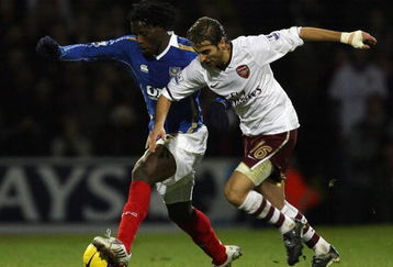 PORTSMOUTH, UNITED KINGDOM - DECEMBER 26:  Benjani of Portsmouth battles with Mathieu Flamini of Arsenal during the Barclays Premier League match between Portsmouth and Arsenal at Fratton Park on December 26, 2007 in Portsmouth, England.  (Photo by Bryn Lennon/Getty Images)