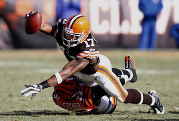 CLEVELAND - DECEMBER 21: Braylon Edwards #17 of the Cleveland Browns reaches for a first quarter first down over Jamar Fletcher #25 of the Cincinnati Bengals at Cleveland Browns Stadium December 21, 2008 in Cleveland, Ohio.  (Photo by Gregory Shamus/Getty Images)