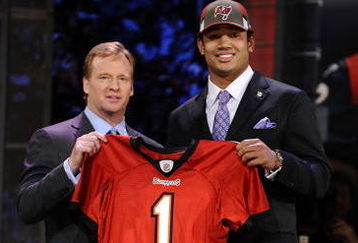 NEW YORK - APRIL 25:  NFL Commissioner Roger Goodell poses with Tampa Bay Buccaneers #17 draft pick Josh Freeman at Radio City Music Hall for the 2009 NFL Draft on April 25, 2009 in New York City  (Photo by Jeff Zelevansky/Getty Images)