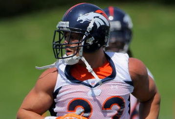 ENGLEWOOD, CO - JUNE 12:  Running back Peyton Hillis #22 of the Denver Broncos warms up during minicamp practice at the Broncos Dove Valley training facility on June 12, 2009 in Englewood, Colorado.  (Photo by Doug Pensinger/Getty Images)