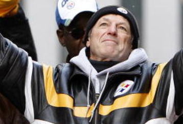PITTSBURGH - FEBRUARY 03: Defensive Coordinator Dick LeBeau of the Pittsburgh Steelers pumps his fists during a parade to celebrate winning Super Bowl XLIII on February 3, 2009 in Pittsburgh, Pennsylvania.  (Photo by Gregory Shamus/Getty Images)