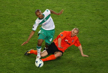 ISTANBUL, TURKEY - MAY 20:  Olexandr Gladkiy of Shakhtar Donetsk tackles Naldo of Werder Bremen   during the UEFA Cup Final between Shakhtar Donetsk and Werder Bremen at the Sukru Saracoglu Stadium on May 20, 2009 in Istanbul, Turkey.  (Photo by Ryan Pierse/Getty Images)