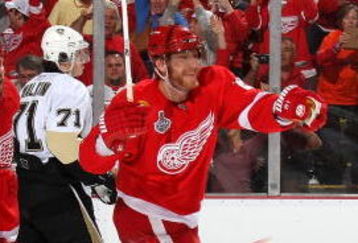 DETROIT - MAY 30:  Tomas Holmstrom #96 and Marian Hossa #81 of the Detroit Red Wings celebrate after Hossa's goal against the Pittsburgh Penguins during Game 1 of the 2009 Stanley Cup Finals at Joe Louis Arena on May 30, 2009 in Detroit, Michigan.  (Photo by Bruce Bennett/Getty Images)