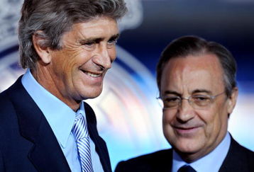MADRID, SPAIN - JUNE 02:  New Real Madrid coach Manuel Pellegrini smiles flanked by Real Madrid president Florentino Perez during the presentation of the 55-year-old former Villarreal coach at the Santiago Bernabeu stadium on June 2, 2009 in Madrid, Spain. Pellegrini has signed a two-year deal with Los Merengues.  (Photo by Jasper Juinen/Getty Images)