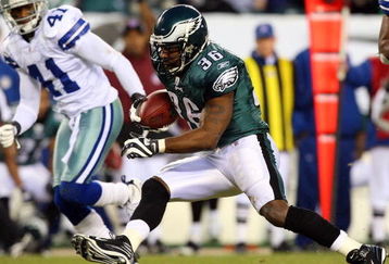 PHILADELPHIA - DECEMBER 28:  Brian Westbrook #36 of the Philadelphia Eagles runs the ball against the Dallas Cowboys on December 28, 2008 at Lincoln Financial Field in Philadelphia, Pennsylvania. The Eagles defeated the Cowboys 44-6. (Photo by Jim McIsaac/Getty Images)