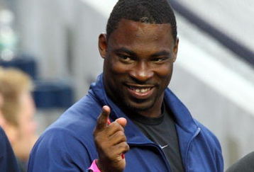 NEW YORK - JUNE 17:  Justin Tuck of the New York Giants looks on before the New York Yankees play the Washington Nationals on June 17, 2009 at Yankee Stadium in the Bronx borough of New York City.  (Photo by Jim McIsaac/Getty Images)