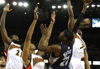 OAKLAND, CA - MARCH 30:  Hakim Warrick #21 of the Memphis Grizzlies shoots over Ronny Turiaf #21, Anthony Randloph #4 and Kelenna Azubuike #7 of the Golden State Warriors during an NBA game on March 30, 2009 at Oracle Arena in Oakland, California. NOTE TO USER: User expressly acknowledges and agrees that, by downloading and or using this photograph, User is consenting to the terms and conditions of the Getty Images License Agreement.  (Photo by Jed Jacobsohn/Getty Images)