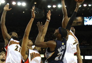 OAKLAND, CA - MARCH 30:  Hakim Warrick #21 of the Memphis Grizzlies shoots over Ronny Turiaf #21, Anthony Randloph #4 and Kelenna Azubuike #7 of the Golden State Warriors during an NBA game on March 30, 2009 at Oracle Arena in Oakland, California. NOTE TO USER: User expressly acknowledges and agrees that, by downloading and or using this photograph, User is consenting to the terms and conditions of the Getty Images License Agreement.  (Photo by Jed Jacobsohn/Getty Images)