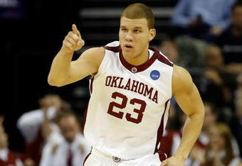 MEMPHIS, TN - MARCH 27:  Blake Griffin #23 of the Oklahoma Sooners points in the second half against the Syracuse Orange during the NCAA Men's Basketball Tournament South Regionals at the FedExForum on March 27, 2009 in Memphis, Tennessee.  (Photo by Joe Murphy/Getty Images)