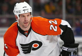 NEW YORK - FEBRUARY 15:  Mike Knuble #22 of the Philadelphia Flyers watches the puck during the game against the New York Rangers on February 15, 2009 at Madison Square Garden in New York City.  (Photo by Chris McGrath/Getty Images)