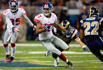 ST. LOUIS, MO - SEPTEMBER 14:  Domenik Hixon #87 of the New York Giants carries the ball during the game against the St. Louis Rams at Edward Jones Dome on September 14, 2008 in St. Louis, Missouri. (Photo by Dilip Vishwanat/Getty Images)