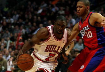 CHICAGO - DECEMBER 17: Ben Gordon #7 of the Chicago Bulls drives around Eric Gordon #10 of the Los Angeles Clippers on December 17, 2008 at the United Center in Chicago, Illinois. The Bulls defeated the Clippers 115-109 in overtime. NOTE TO USER: User expressly acknowledges and agreees that, by downloading and/or using this Photograph, User is consenting to the terms and conditions of the Getty Images License Agreement. (Photo by Jonathan Daniel/Getty Images)