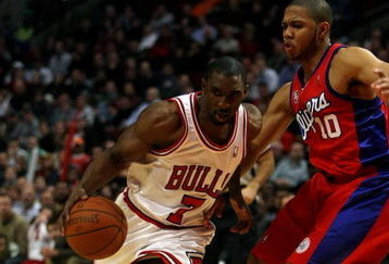CHICAGO - DECEMBER 17: Ben Gordon #7 of the Chicago Bulls drives around Eric Gordon #10 of the Los Angeles Clippers on December 17, 2008 at the United Center in Chicago, Illinois. The Bulls defeated the Clippers 115-109 in overtime. NOTE TO USER: User expressly acknowledges and agreees that, by downloading and/or using this Photograph, User is consenting to the terms and conditions of the Getty Images License Agreement. (Photo by Jonathan Daniel/Getty Images)