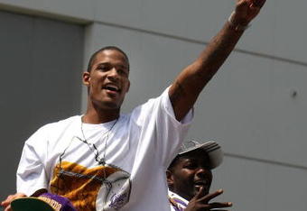 LOS ANGELES, CA - JUNE 17:  Trevor Ariza #3  waves to the crowd from the top of a double decker bus at the start of Los Angeles Lakers NBA championship victory parade outside the Staples Center on June 17, 2009 in Los Angeles, California.  (Photo by Stephen Dunn/Getty Images)