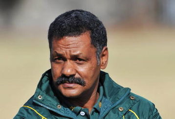 JOHANNESBURG, SOUTH AFRICA - JUNE 30:  Peter de Villiers looks on during a Springboks training session at Fourways High School on June 30, 2009 in Johannesburg, South Africa.  (Photo by Duif du Toit/Gallo Images/Getty Images)