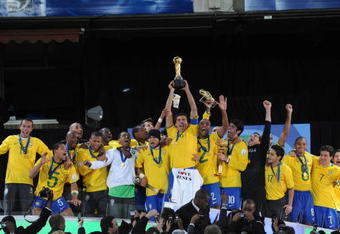 JOHANNESBURG, SOUTH AFRICA - JUNE 28:  Brazil players celebrate winning the 2009 Confederations Cup final match between Brazil and USA from Ellis Park on June 28, 2009 in Johannesburg, South Africa. (Photo by Lefty Shivambu/Gallo Images/Getty Images)