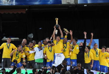JOHANNESBURG, SOUTH AFRICA - JUNE 28:  Brazil players celebrate winning the 2009 Confederations Cup final match between Brazil and USA from Ellis Park on June 28, 2009 in Johannesburg, South Africa. (Photo by Lefty Shivambu/Gallo Images/Getty Images)
