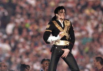 PASADENA, CA - JANUARY 31: Michael Jackson performs during the Halftime show as the Dallas Cowboys take on the Buffalo Bills in Super Bowl XXVII at Rose Bowl on January 31, 1993 in Pasadena, California. The Cowboys won 52-17. (Photo by George Rose/Getty Images)