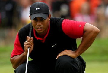 FARMINGDALE, NY - JUNE 21:  Tiger Woods lines up a putt on the seventh hole during the continuation of the third round of the 109th U.S. Open on the Black Course at Bethpage State Park on June 21, 2009 in Farmingdale, New York.  (Photo by Andrew Redington/Getty Images)