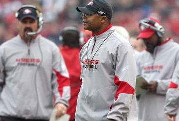 SAN FRANCISCO - DECEMBER 07:  Head coach Mike Singletary of the San Francisco 49ers watches the action against the New York Jets during an NFL game on December 7, 2008 at Candlestick Park in San Francisco, California. (Photo by Jed Jacobsohn/Getty Images)